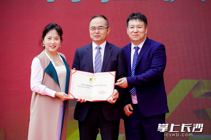 中國(guó)醫(yī)師協(xié)會(huì)眼科分會(huì)副會(huì)長(zhǎng)、愛(ài)爾眼科醫(yī)院集團(tuán)總院長(zhǎng),、中南大學(xué)愛(ài)爾眼科學(xué)院院長(zhǎng)唐仕波教授（中間）被聘為博鰲樂(lè)城愛(ài)爾眼科醫(yī)院首席技術(shù)顧問(wèn),。