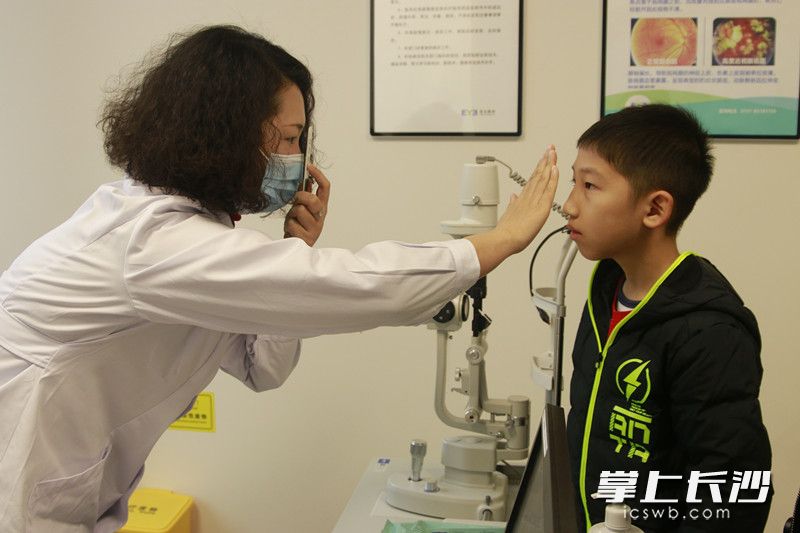 長(zhǎng)沙愛爾眼科醫(yī)院大視光?？浦魅卫顣詸幉┦拷o孩子檢查視力,。  醫(yī)院供圖