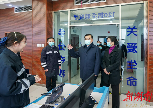 （長沙市公共衛(wèi)生中心120指揮調(diào)度廳，張慶偉與值班人員親切交流,。）