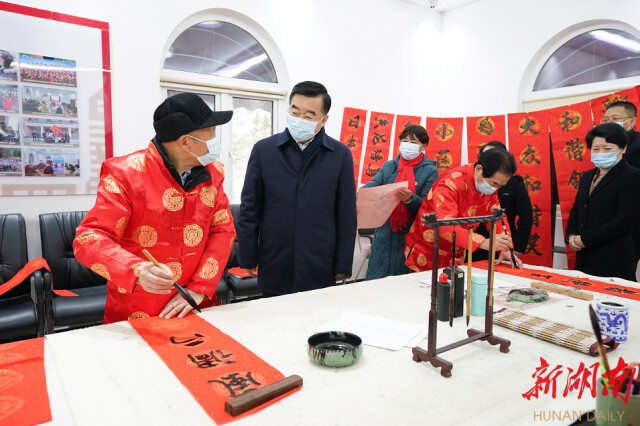 （長沙市岳麓區(qū)咸嘉湖街道咸嘉新村社區(qū)，張慶偉與社區(qū)工作人員和志愿者親切交流,。以上照片均由湖南日報全媒體記者 唐俊 攝）