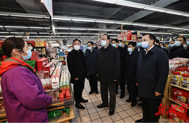 （1月30日上午,，毛偉明在步步高長沙朝陽店了解節(jié)日市場保供情況。）