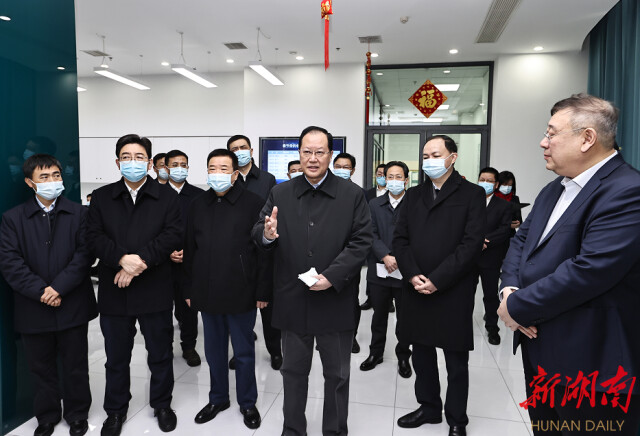 （毛偉明叮囑負(fù)責(zé)同志要保障節(jié)日用電平穩(wěn)有序,。以上照片均由湖南日報全媒體記者 劉尚文 攝）

