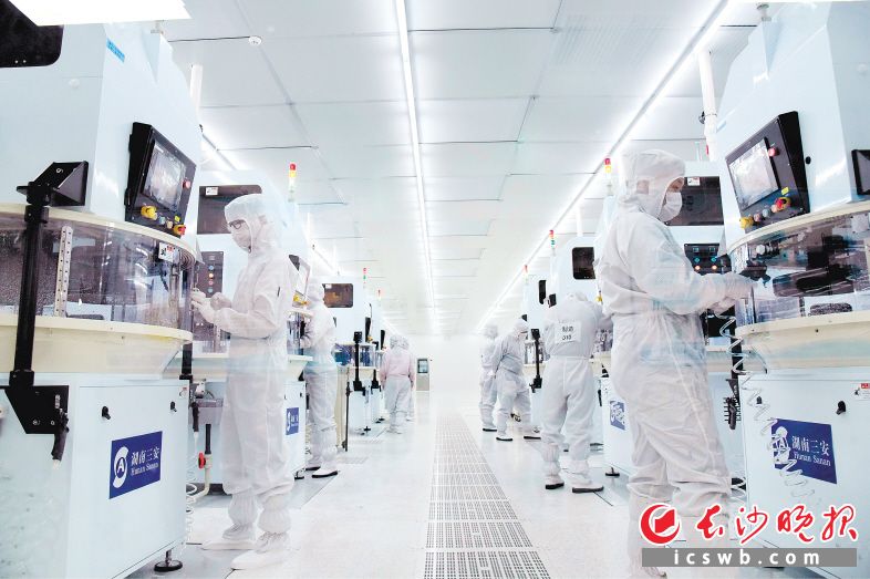 湖南三安半導(dǎo)體項目是長沙2022年十大產(chǎn)業(yè)項目之一，項目一期已于2021年投產(chǎn),，圖為其生產(chǎn)線,。 長沙晚報通訊員 朱莉 攝