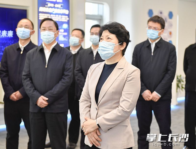 3月9日上午,，省委常委,、市委書記吳桂英在湖南湘江新區(qū)調(diào)研時(shí)，走進(jìn)騰訊云啟產(chǎn)業(yè)基地,。均為長沙晚報(bào)全媒體記者 余劭劼 攝
