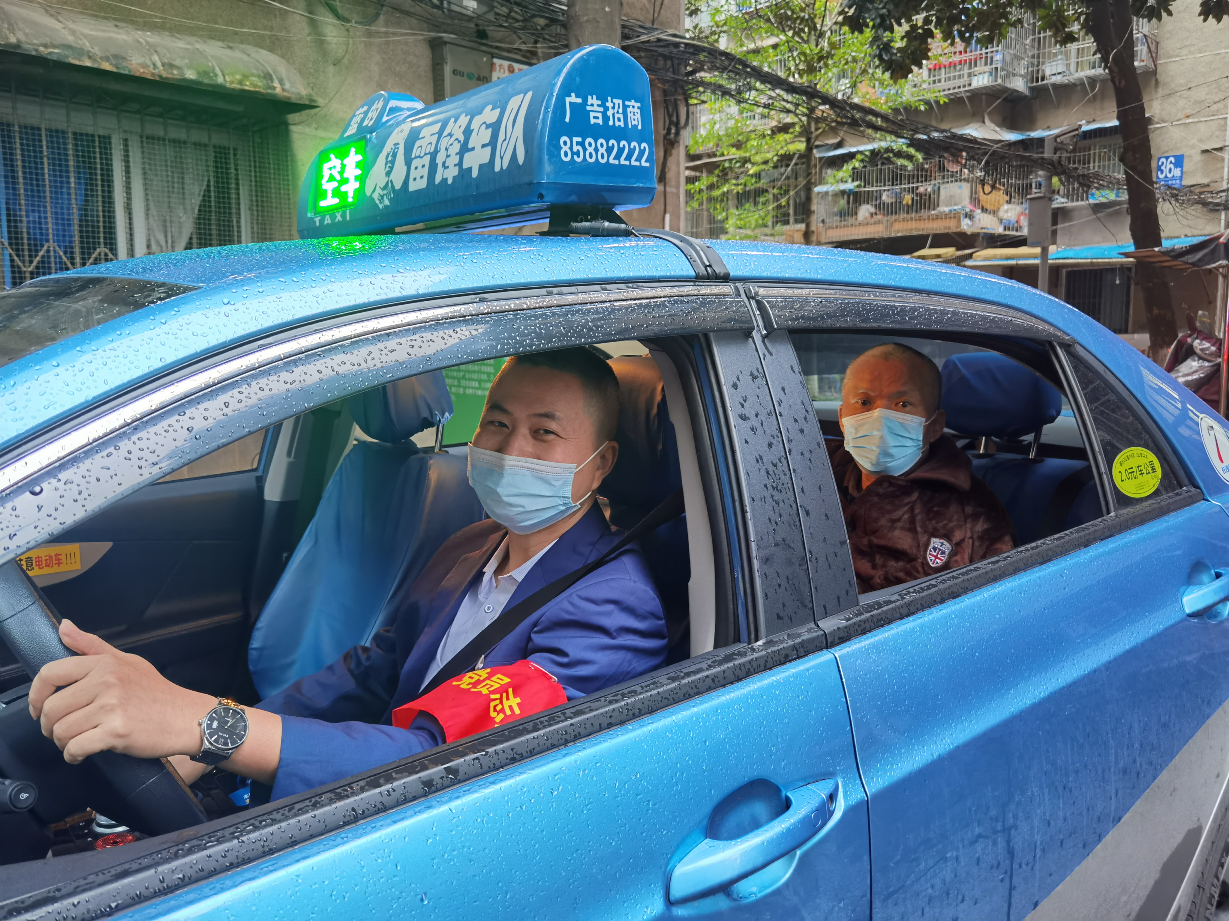 長沙交通集團市出租車公司“藍(lán)的雷鋒車隊” 隊委、共產(chǎn)黨員羅正雄駕車接患者黃利明往返醫(yī)院就診,。通訊員 李璜婷 攝