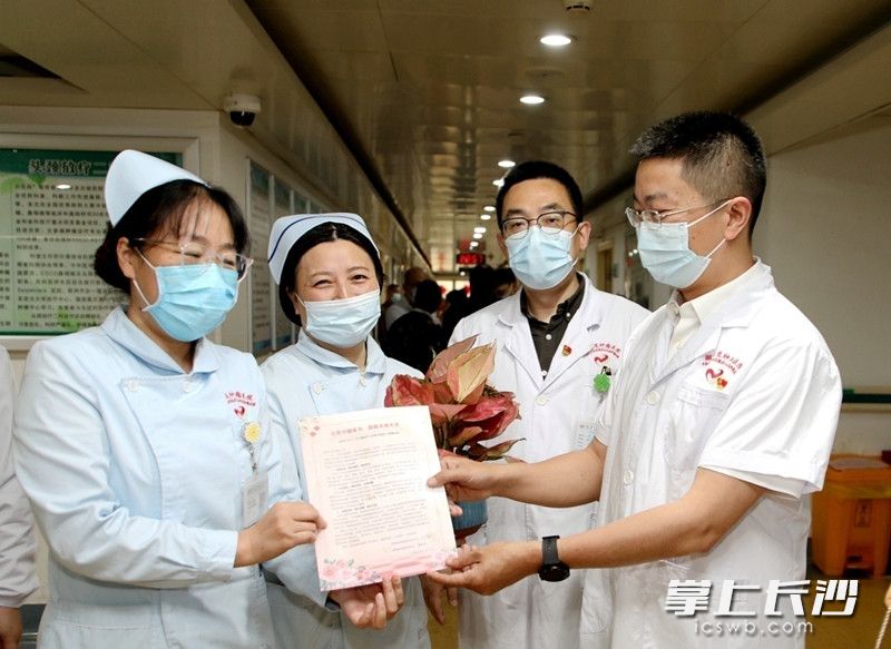 省腫瘤醫(yī)院黨委書記禹華月慰問35年護齡的資深護師萬泳輝,。