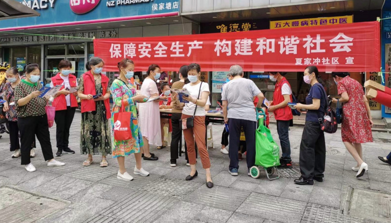 志愿者向居民派發(fā)安全手冊,。長沙晚報通訊員 鄧思思 供圖
