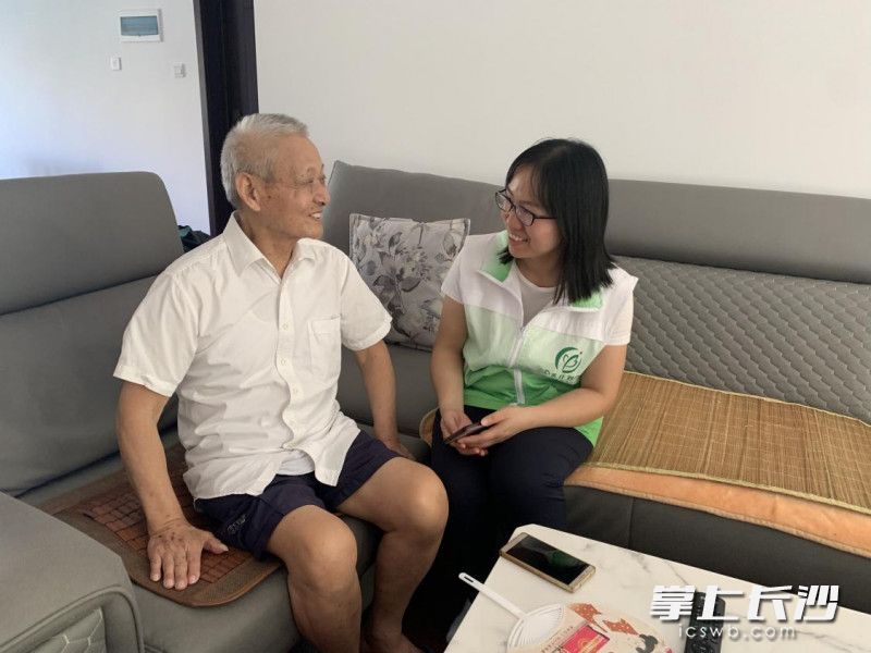 網(wǎng)格員通過“敲門行動”上門為老年人普及防范養(yǎng)老詐騙的知識,。長沙晚報通訊員 徐玲 供圖