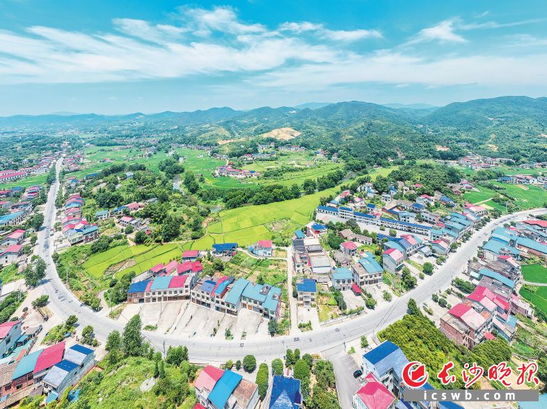 在湘贛邊區(qū)域合作示范區(qū)建設(shè)的新機(jī)遇下,，五神村就像是省際交界地區(qū)協(xié)同發(fā)展的一塊“試驗(yàn)田”,，映襯著湘贛兩省革命老區(qū)的振興之路、富民之路,。