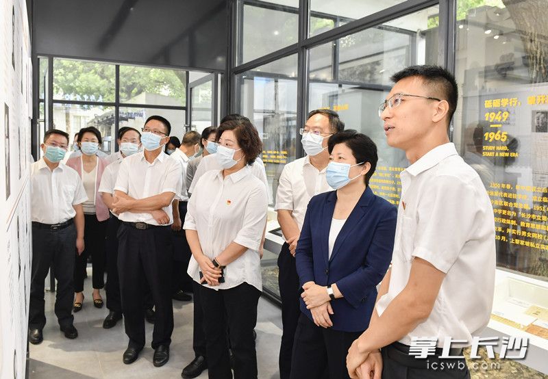 座談前,，吳桂英在長(zhǎng)郡中學(xué)調(diào)研,。