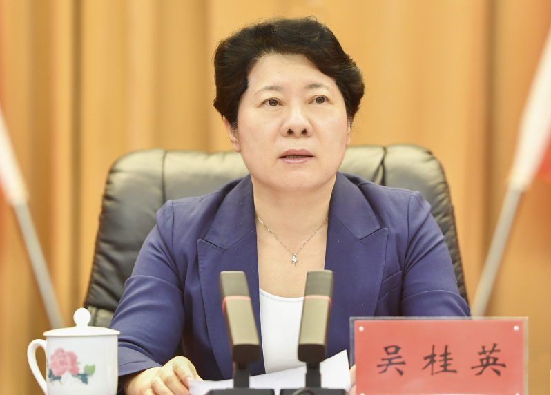 省委常委,、市委書記吳桂英出席會議并講話,。