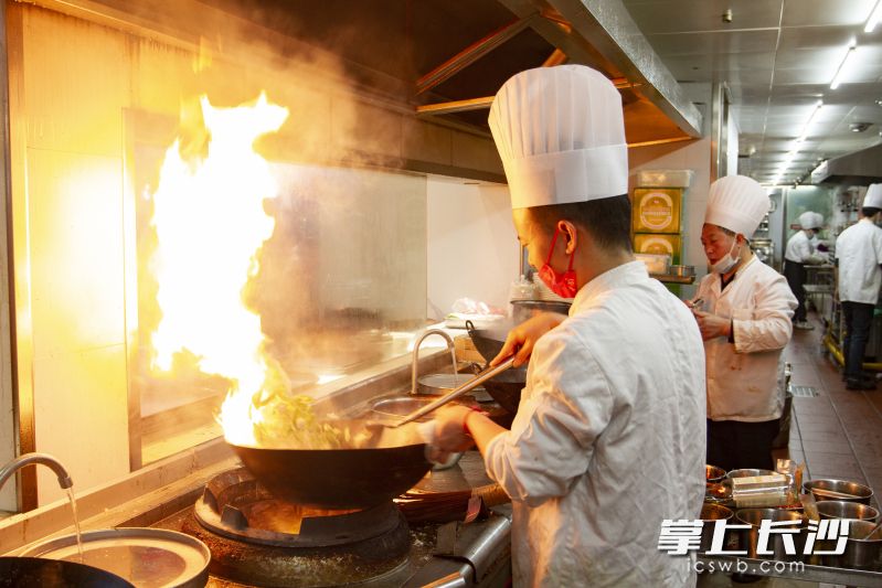 坡子街火宮殿的廚師們正在烹飪美食,。 均為長(zhǎng)沙晚報(bào)通訊員朱德軍攝