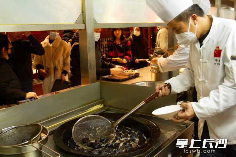 2月4日,，坡子街火宮殿一派忙碌景象,，廚師們正抓緊準(zhǔn)備各種食材。
