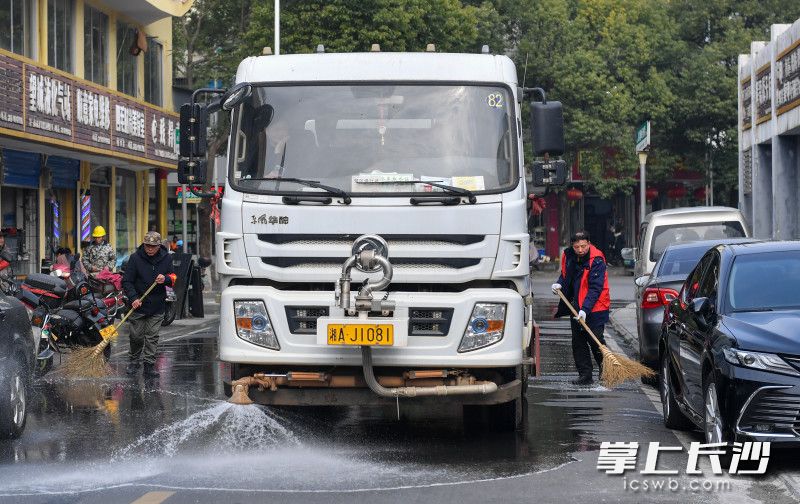 2月24日下午,，望城區(qū)高塘嶺街道白馬巷社區(qū)西街小區(qū)，社區(qū)志愿者正在對轄區(qū)馬路進行清洗,。