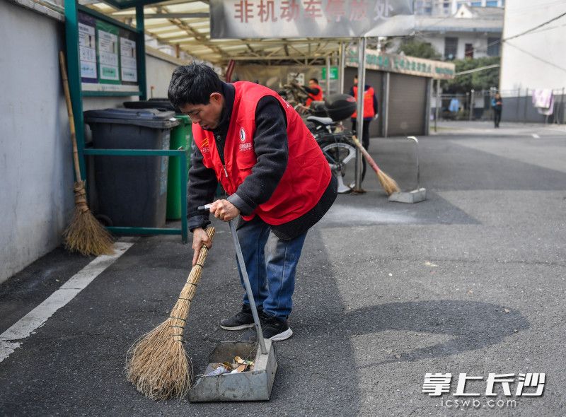 2月24日下午,，望城區(qū)高塘嶺街道白馬巷社區(qū)西街小區(qū),，社區(qū)志愿者正在小區(qū)打掃衛(wèi)生,。圖片均為長沙晚報全媒體記者 鄒麟 攝
