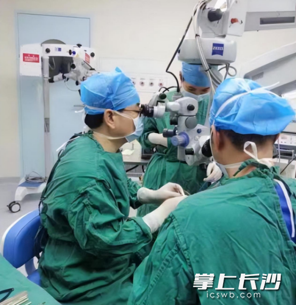 向前教授團(tuán)隊(duì)為患者開展手術(shù)。