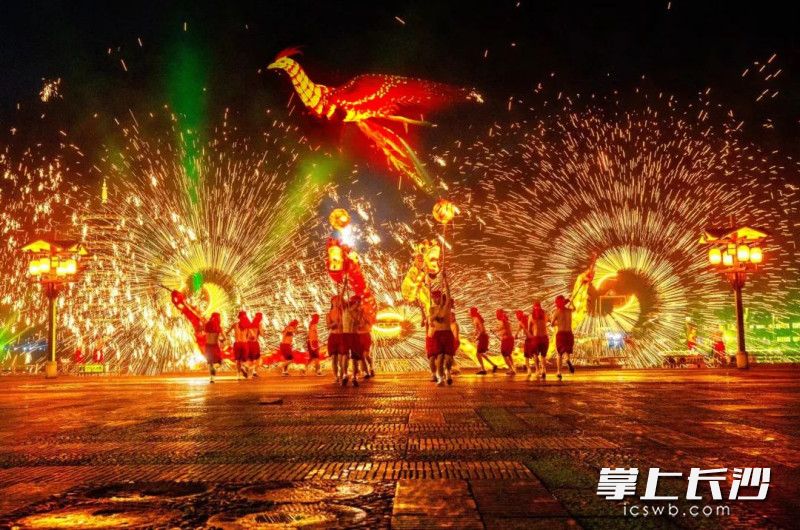 銅官窯景區(qū)的焰火展現(xiàn)火鳳圖案,。