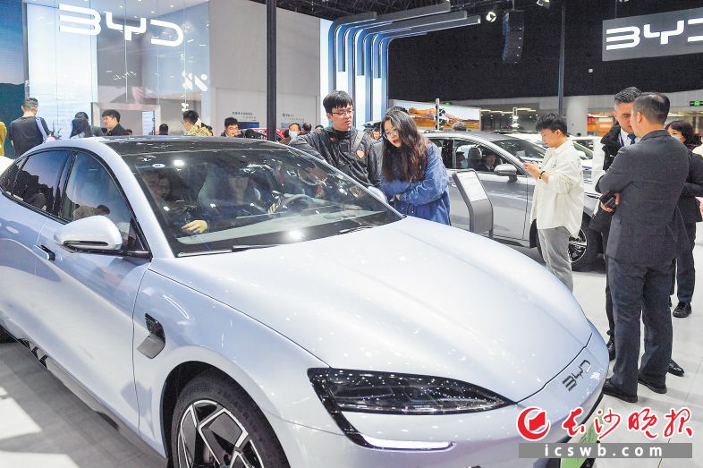 29日是2023湖南車展的第二天,，也是“五一”假期的第一天，前來(lái)看車購(gòu)車的朋友絡(luò)繹不絕,。長(zhǎng)沙晚報(bào)全媒體記者 鄒麟 攝