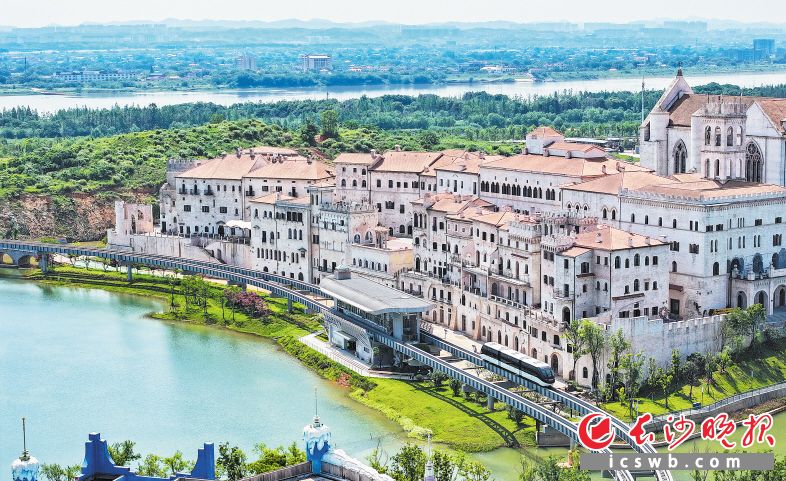5月9日,，大王山歡樂云巴正式對外運(yùn)營，成為一道亮麗的流動(dòng)風(fēng)景線,。鄒麟 攝