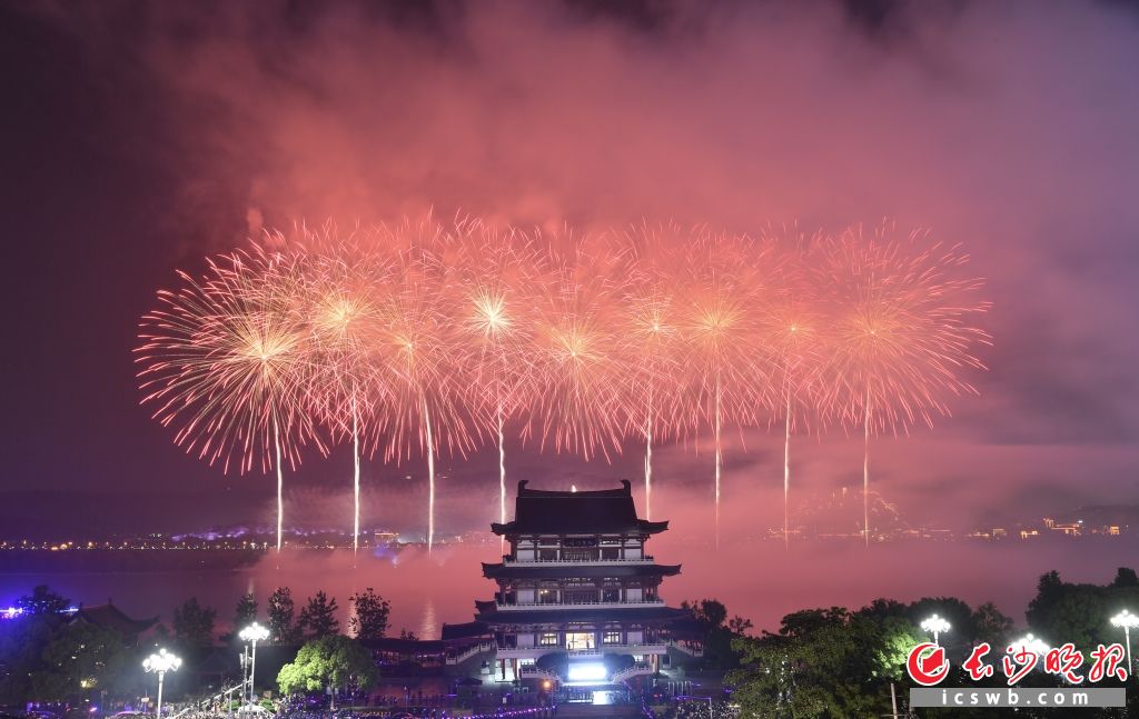 橘子洲音樂焰火晚會，如夢似幻,。羅杰科 攝
