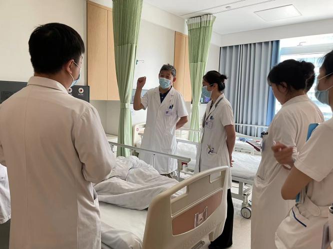 王志軍教授（男）在長(zhǎng)沙愛(ài)爾眼科醫(yī)院查房。