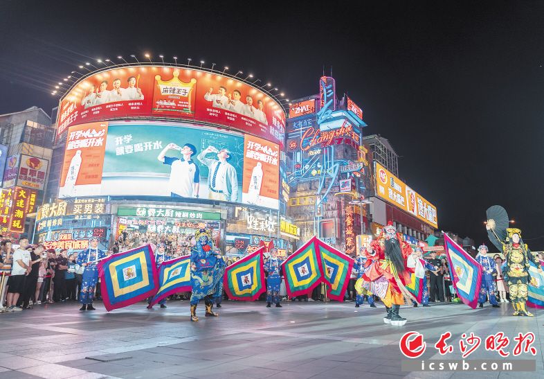 非遺表演在黃興南路步行商業(yè)街閃亮登場,。
