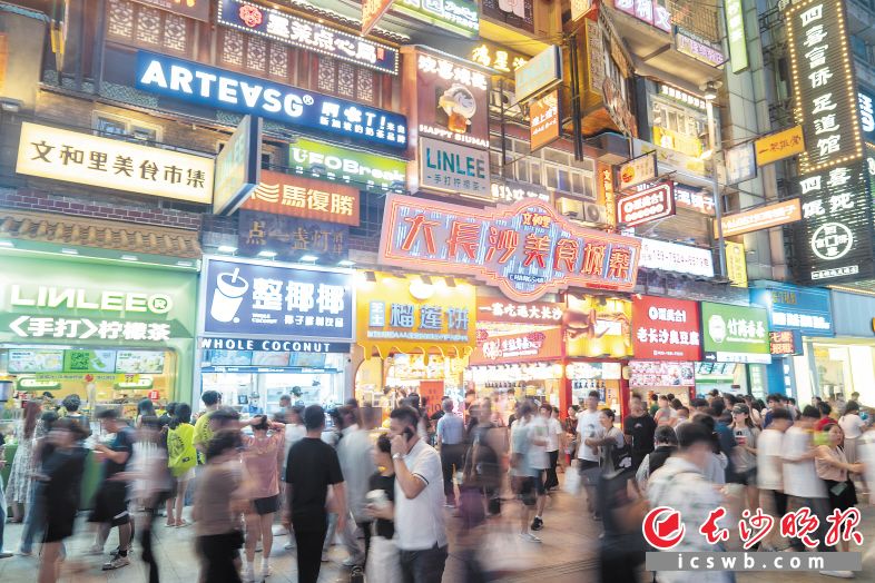 步行街好吃的好玩的齊聚,，吸引全國游客,。