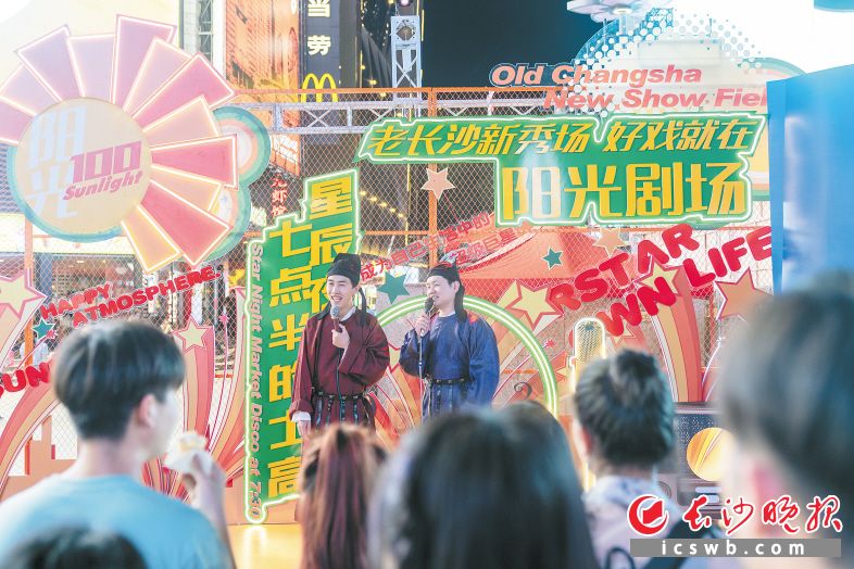 脫口秀演員身著古裝與觀眾進行互動問答。