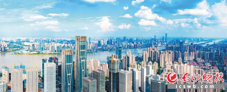 長沙一江兩岸風光讓游客沉醉,。均為長沙晚報全媒體記者 鄒麟 周數(shù)邑 攝