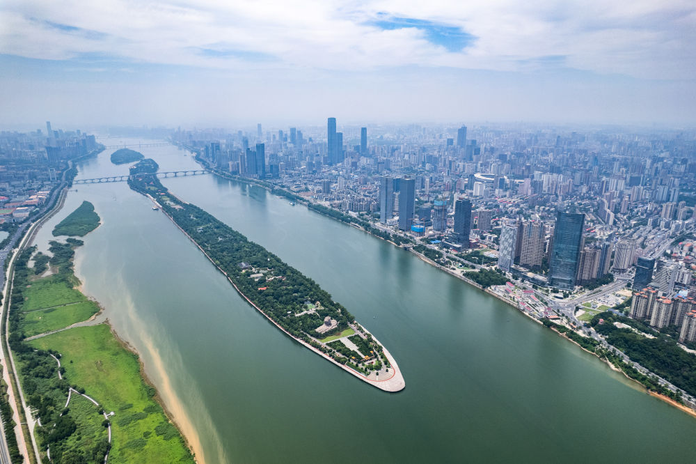 這是6月9日拍攝的長沙橘子洲景區(qū)（無人機(jī)照片）。新華社記者 陳思汗 攝