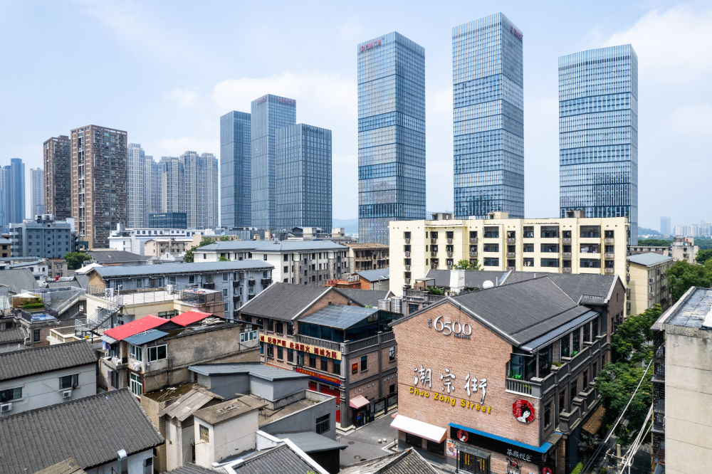 這是在長沙市開福區(qū)拍攝的潮宗街及周邊景色（無人機(jī)照片,，6月7日攝）,。新華社記者 陳思汗 攝