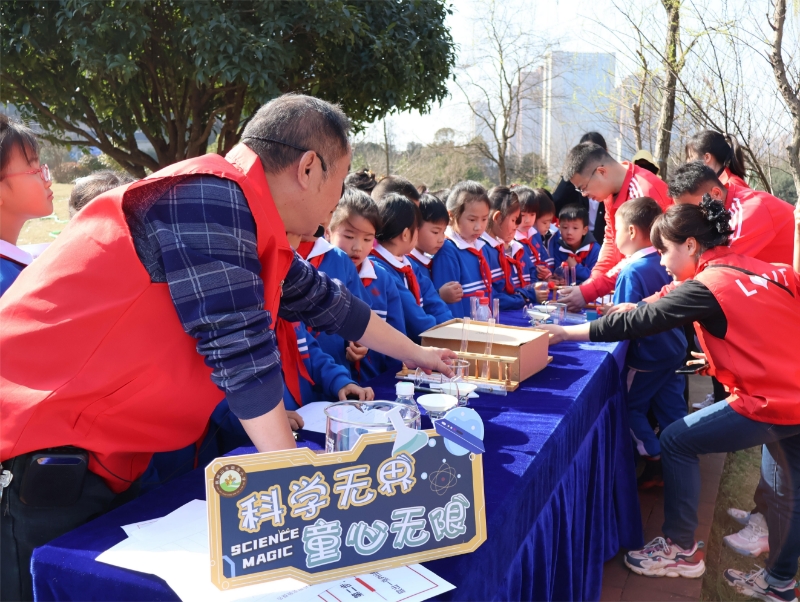 物理博士李際新老師給隊(duì)員們開展有關(guān)水質(zhì)檢測(cè)的科普小課堂,。均為長(zhǎng)沙晚報(bào)通訊員 王笑 臧沛 攝