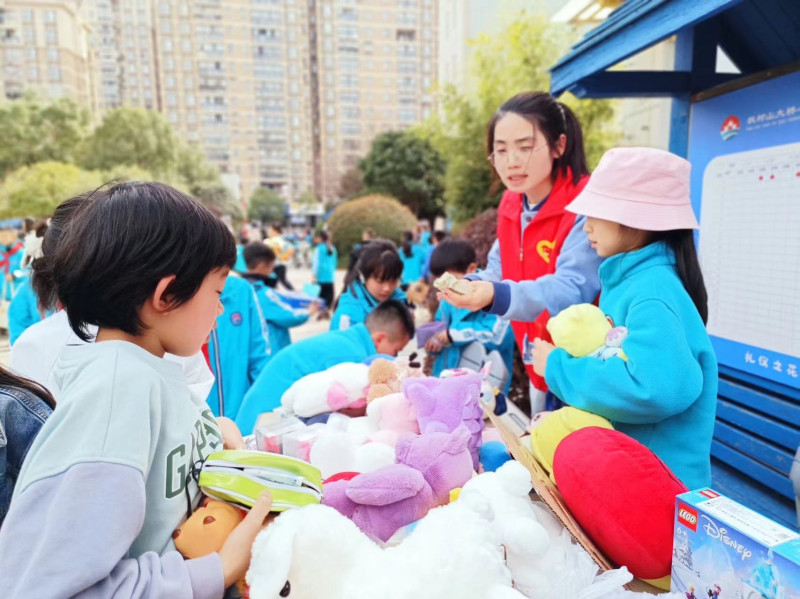 在楓樹山大橋小學(xué)舉行的雨花區(qū)2024年“德潤雨花志愿紅”學(xué)雷鋒志愿服務(wù)愛心集市,。均為長沙晚報(bào)通訊員 姚思遠(yuǎn) 攝