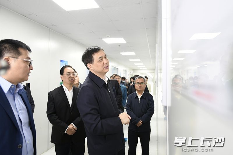 周海兵一行在湖南三安半導(dǎo)體有限責(zé)任公司調(diào)研,。長(zhǎng)沙晚報(bào)全媒體記者 郭雨滴 攝
