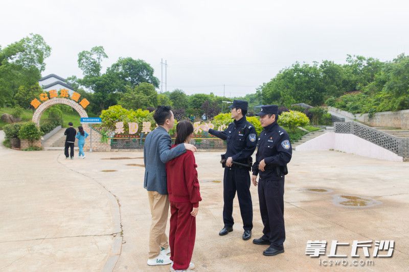 2.5月1日,，遇見童年景區(qū)內(nèi),，正在執(zhí)勤的兩位民警向游客介紹游玩路線，同時(shí)也守護(hù)著景區(qū)游覽秩序井然有序,，用結(jié)實(shí)的肩膀扛起群眾平安夢(mèng),。