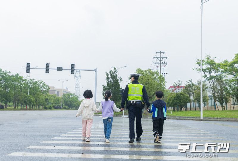 6.五一假期,，旅客車流增多，永安交警中隊(duì)執(zhí)勤交警手牽著手,，護(hù)送“小游客”們走過(guò)人行道,，為廣大群眾安全出行保駕護(hù)航。