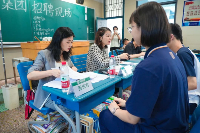長(zhǎng)郡中學(xué)校園模擬招聘會(huì)，以家長(zhǎng)為橋梁,，拉近了學(xué)生與社會(huì)的距離,。