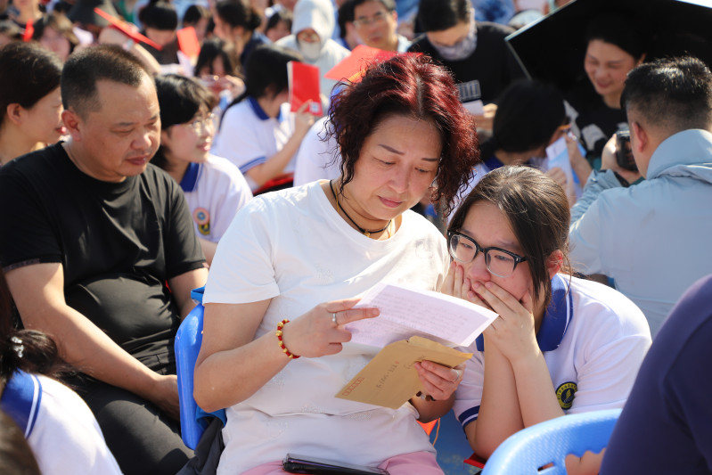 母女互讀家書,，場景溫馨,。