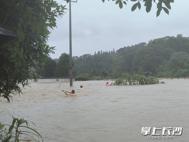 三人跳進(jìn)湍急河流,，救援落水者,。  受訪者供圖