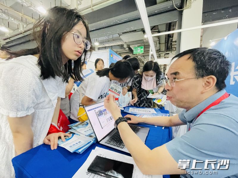 2024年長(zhǎng)沙市中考招生現(xiàn)場(chǎng)咨詢(xún)會(huì)人氣火爆,，吸引了5萬(wàn)多家長(zhǎng)考生。圖為長(zhǎng)沙市教育局咨詢(xún)臺(tái)前中招專(zhuān)家指導(dǎo)家長(zhǎng)填志愿,。長(zhǎng)沙晚報(bào)全媒體記者 岳霞 攝