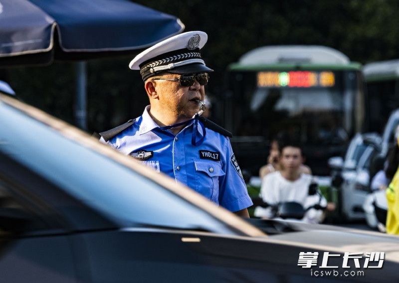 交警陳萬江在指揮交通。  均為通訊員供圖