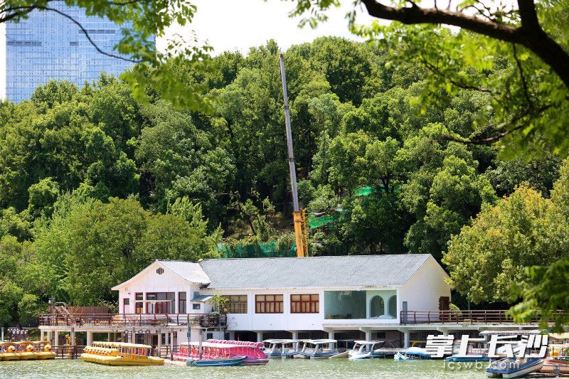 如從湖南烈士公園東門前往烈士塔廣場,，需繞道東便門方向。