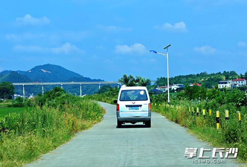 夫婦倆在路上,。