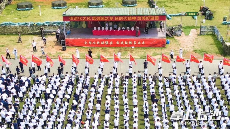 8月16日上午，長沙市第十一中學學子們在湖南軍聯(lián)全民國防教育基地進行軍訓。 均為學校供圖