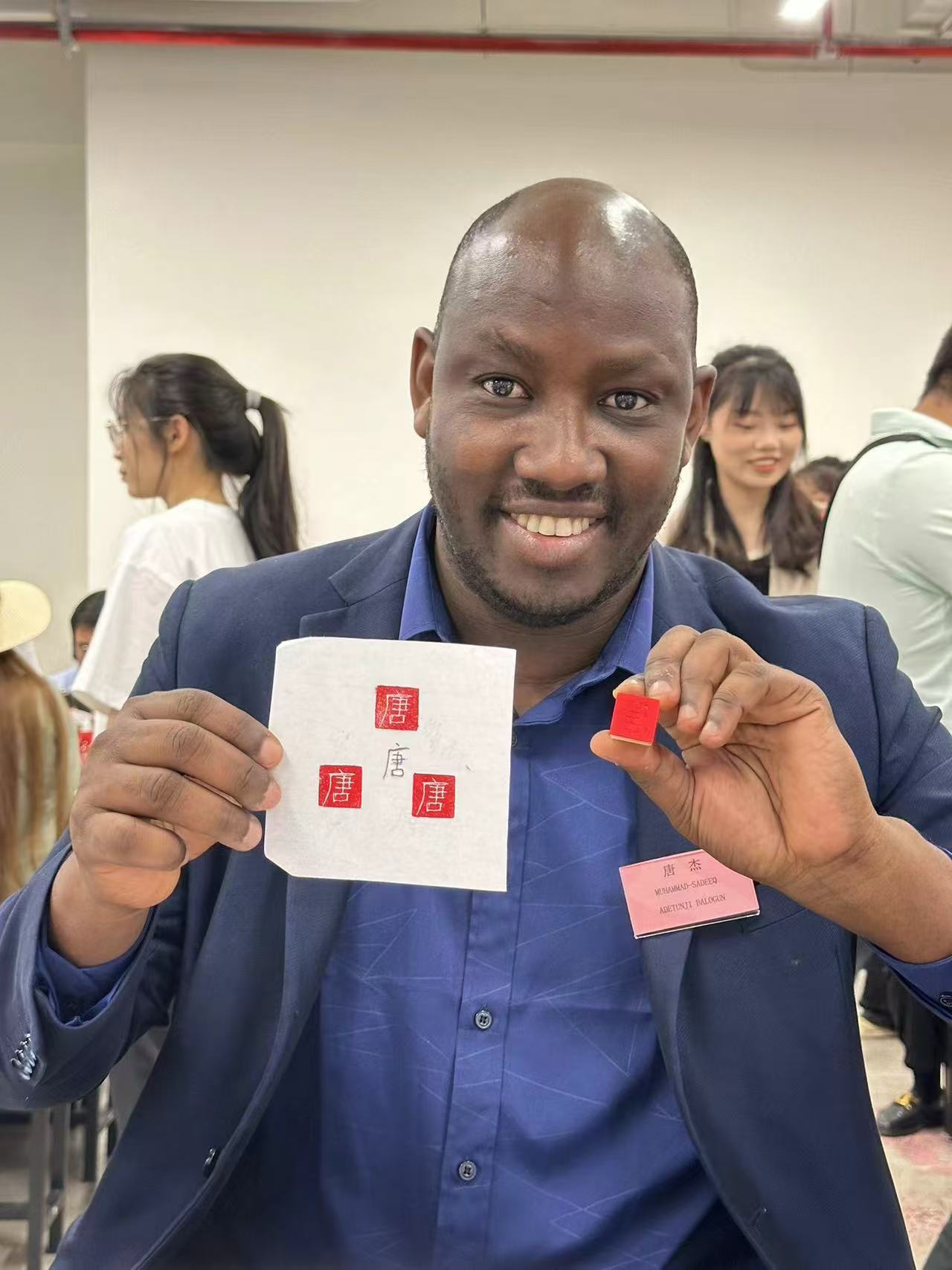 唐杰體驗(yàn)中國(guó)傳統(tǒng)文化。除署名外均為受訪者供圖