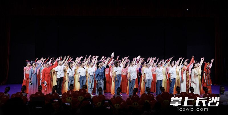 表演結(jié)束后,，長沙市實(shí)驗(yàn)中學(xué)舞蹈團(tuán)主教練曾麗霞帶領(lǐng)助教和學(xué)員們向觀眾謝幕,。均為長沙晚報(bào)通訊員孫波輝、劉晨攝