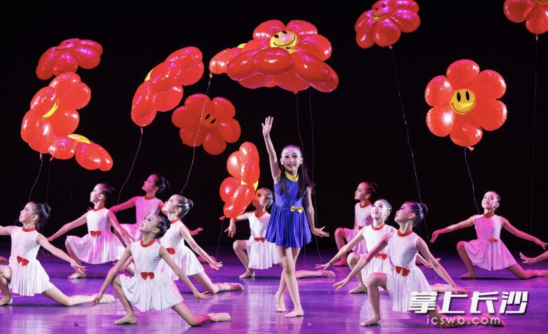 長沙市少年宮孩子們表演的《送你一朵小紅花》。