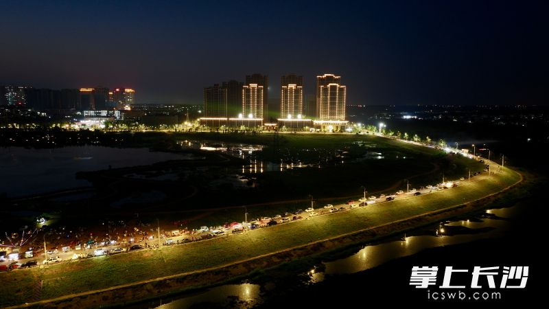 每到夜晚,，湘陰縣的東湖江畔格外喧鬧,。