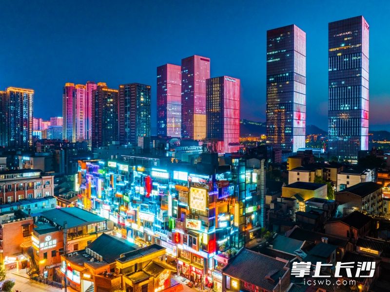 賽博朋克風(fēng)格的標(biāo)星立場青創(chuàng)空間，仿佛造夢(mèng)空間般,，架設(shè)在潮宗古街之上,。
