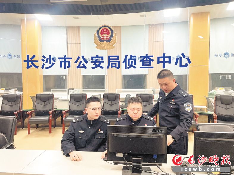 匡政文（右一）和同事在工作中,。長沙晚報通訊員 王鑫 供圖